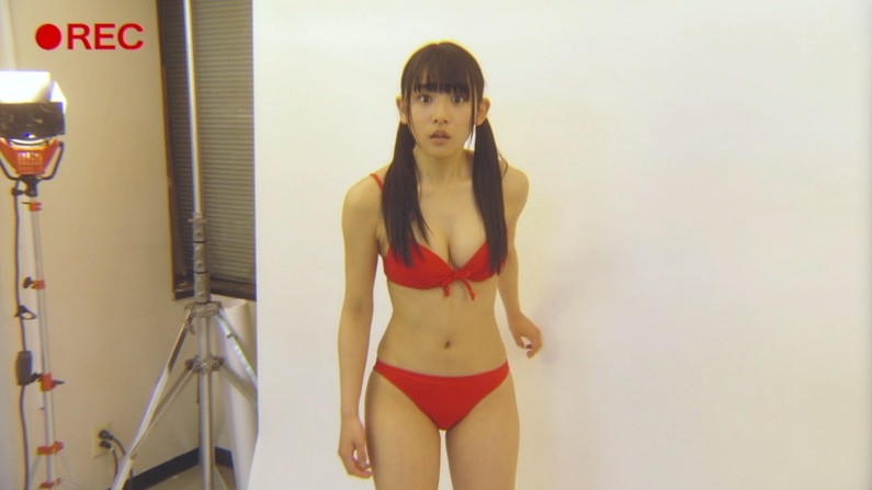 【水着キャプ画像】テレビに映るビキニ美女達のオッパイがこぼれそうｗｗ 24
