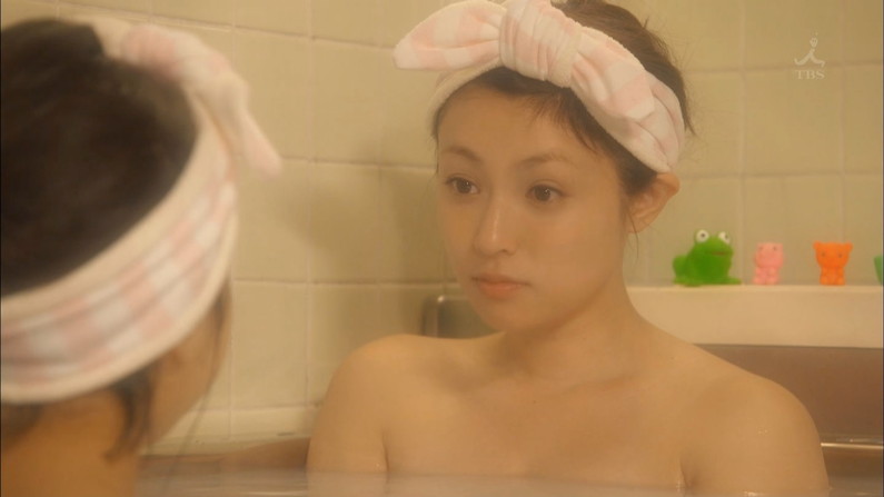 【温泉キャプ画像】タレント達の入浴シーンでハミ乳しまくりｗ 15